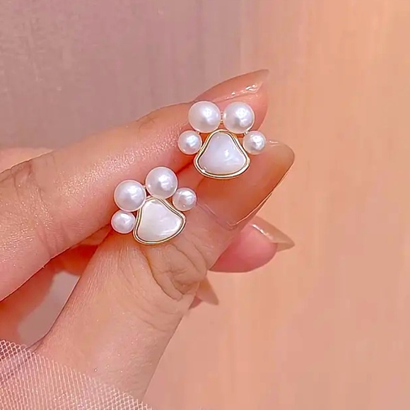 Pearlescent paw earrings gold tone NWT - Picture 5 of 9